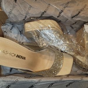 Fiorella Nude rhinestone Embellished chuck heel